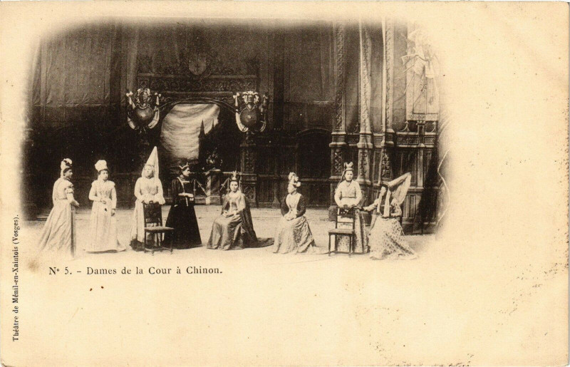Carte postale ancienne Dames de la Cour a Chinon