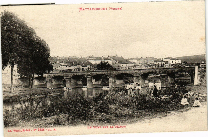 Carte postale ancienne Mattaincourt - Le Pont sur le Madon à Mattaincourt
