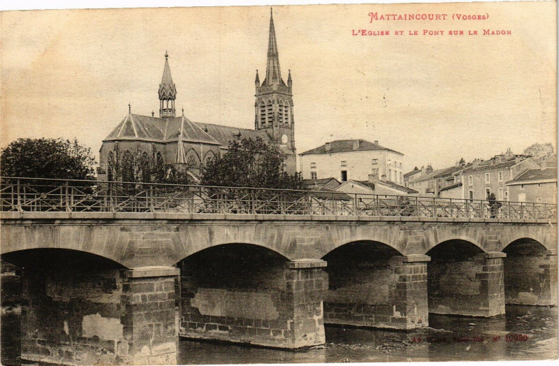Carte postale ancienne Mattaincourt - L'Eglise et le Pont sur le Madon à Mattaincourt