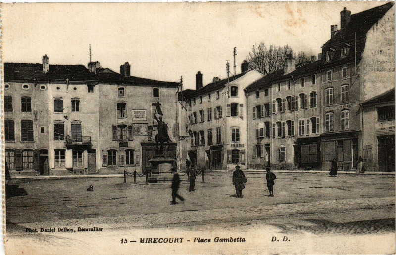 Carte postale ancienne Mirecourt - Place Gambetta à Mirecourt