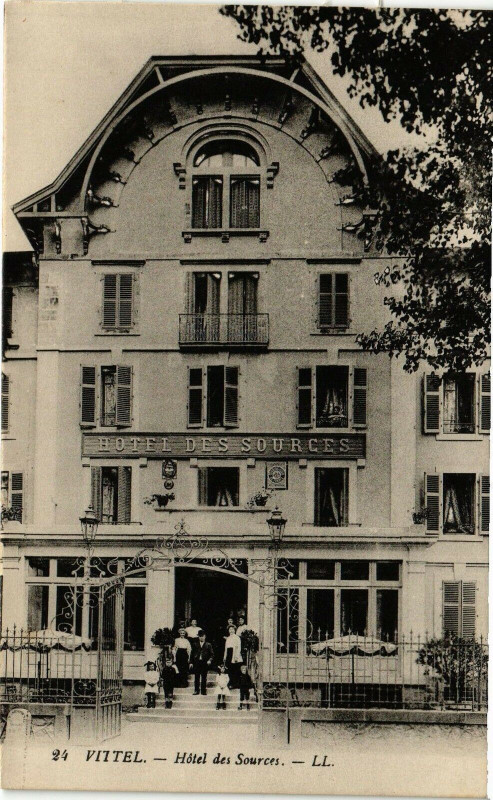 Carte postale ancienne Vittel - Hotel des Sources à Vittel