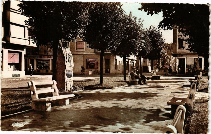 Carte postale ancienne Charmes - Le square Maurice Barrés à Charmes