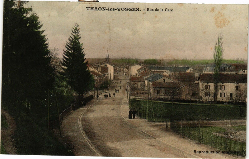 Carte postale ancienne Thaon-les-Vosges-Rue de la Gare