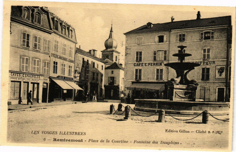 Carte postale ancienne Remiremont - Place de la Courtine-Fontaine des Dauphins à Remiremont