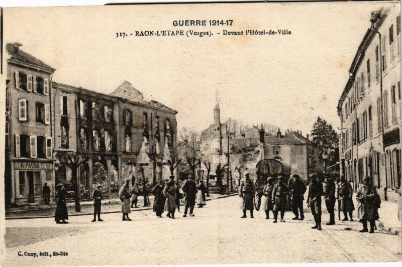 Carte postale ancienne Raon-l'Etape-Devant l'Hotel de Ville