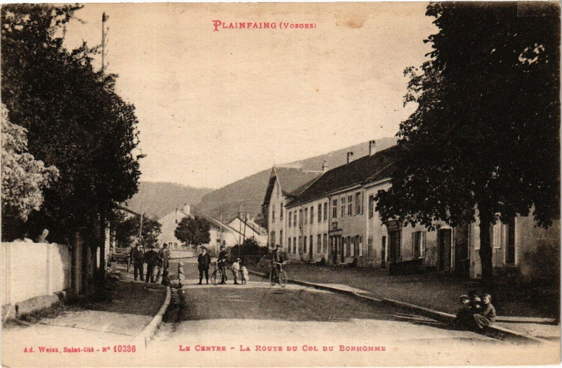 Carte postale ancienne Plainfaing-Le Centre-La Route du Cel du Bonhomme à Plainfaing