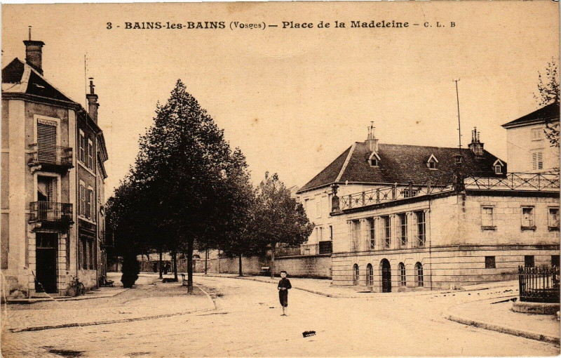 Carte postale ancienne Bains-les-Bains - Place de la Madeleine