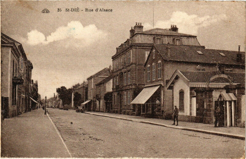 Carte postale ancienne Saint-Die - Rue d'Alsace