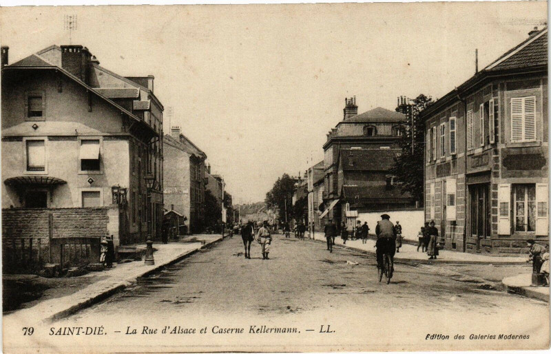 Carte postale ancienne Saint-Die - La Rue d'Alsace et Caserne Kellermann