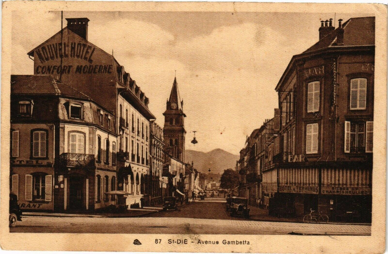 Carte postale ancienne Saint-Die - Avenue Gambetta