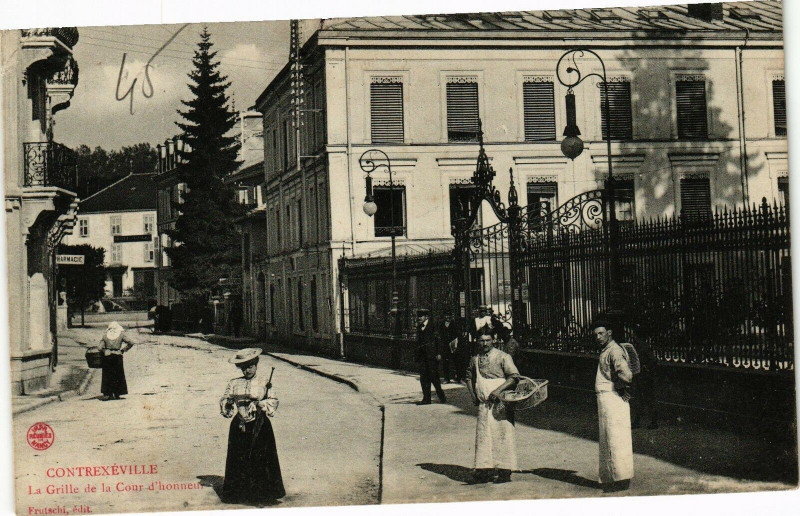 Carte postale ancienne Contrexeville La Grille de la Cour d'honneau à Contrexéville