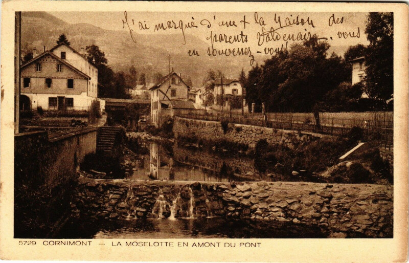 Carte postale ancienne Cornimont - La Moselotte-en-Amont du Pont à Cornimont