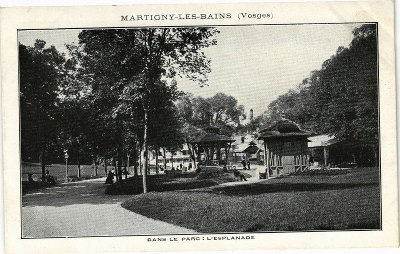 Carte postale ancienne Martigny-les-Bains Dans le Parc: L'Espanade à Martigny-les-Bains