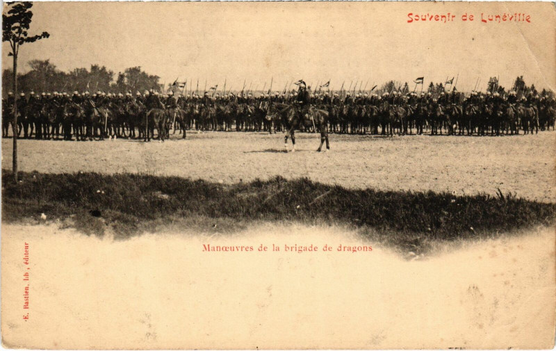 Carte postale ancienne Militaire Lunéville - Manoeuvres de la briged de dragons à Lunéville