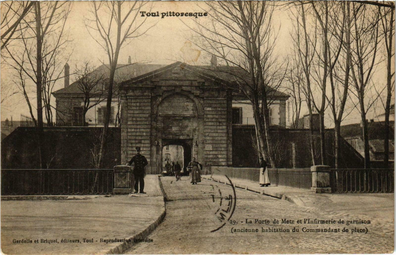 Carte postale ancienne Militaire Toul - La Porte de Metz et l'Infirmerie à Toul