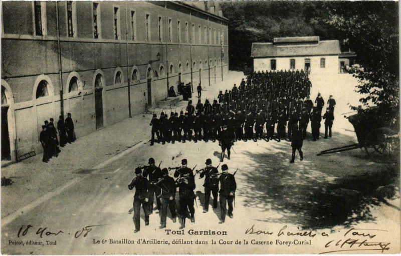 Carte postale ancienne Militaire Toul - Le 6e Bataillon d'Artillerie défilant dans à Toul