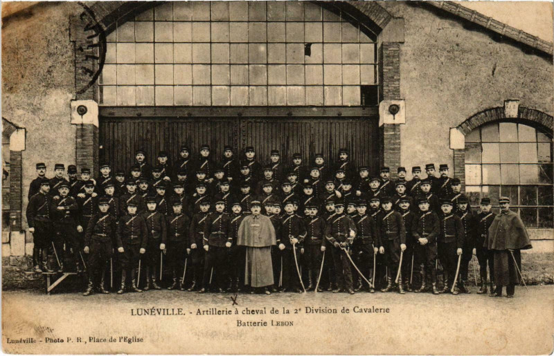 Carte postale ancienne Militaire Lunéville - Artillerie á cheval de la 2e Divison à Lunéville