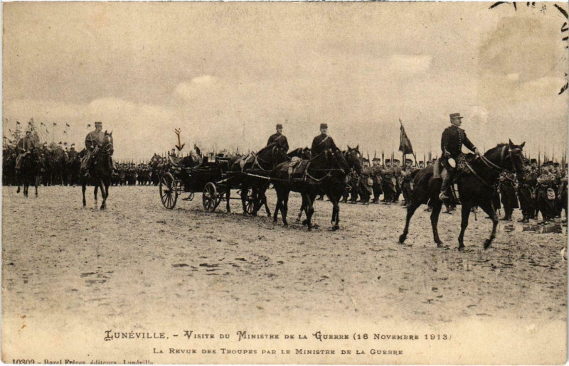 Carte postale ancienne Militaire Lunéville - La Revue des Troupes par le Ministre à Lunéville