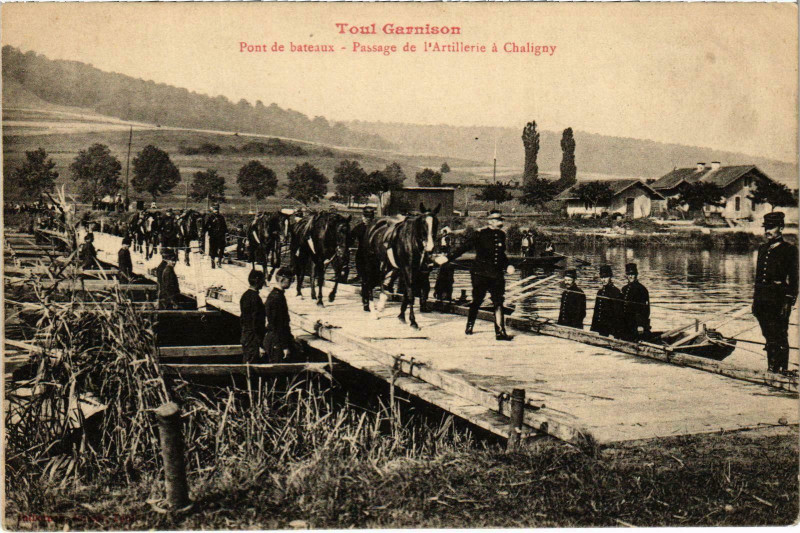 Carte postale ancienne Militaire Toul - Pont de bateaux - Passage de l'Artillerie à Toul