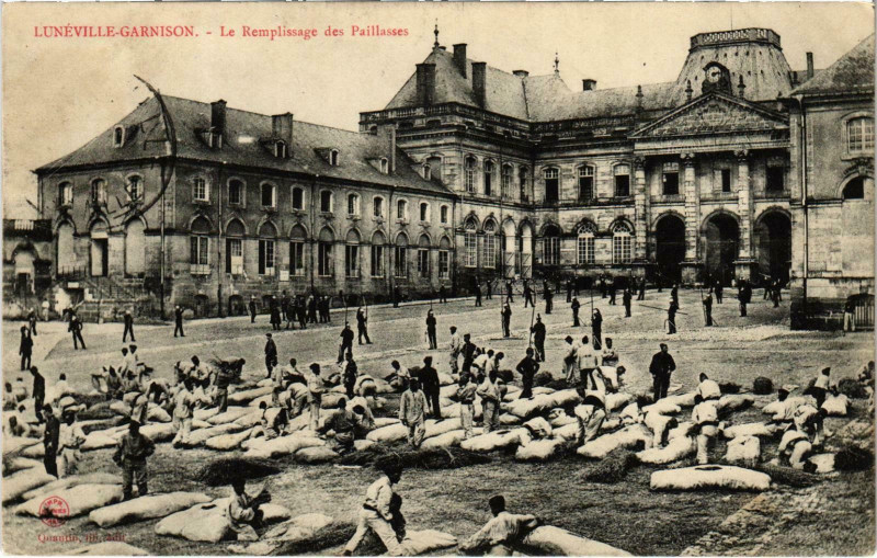 Carte postale ancienne Militaire Lunéville-Garnison Le Remplissage des Paillasses à Lunéville