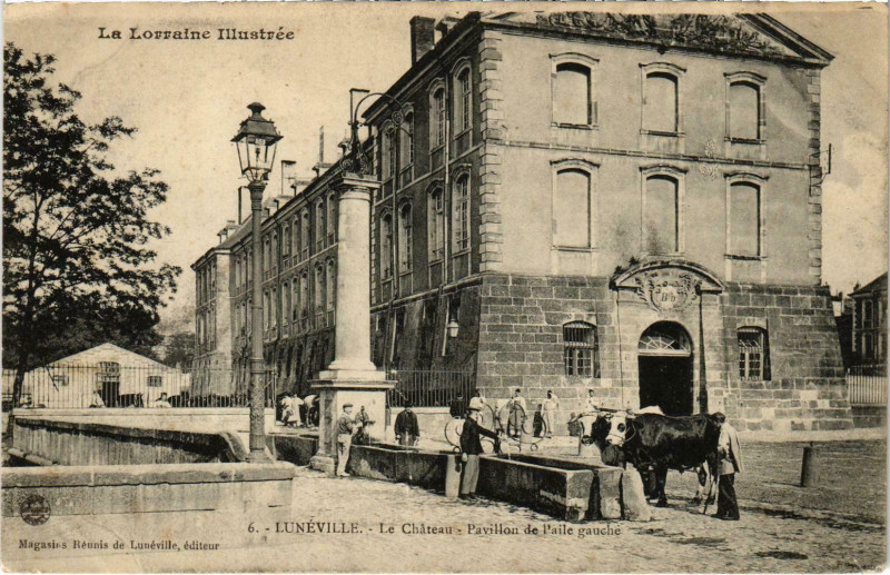 Carte postale ancienne Militaire Lunéville - Le Chateau Pavillon de l'aile gauche à Lunéville