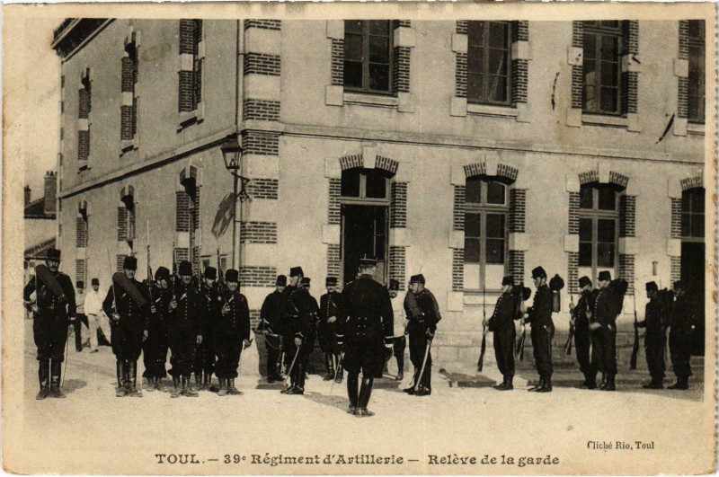 Carte postale ancienne Militaire Toul - 39e Régiment d'Artillerie - Reléve de la à Toul