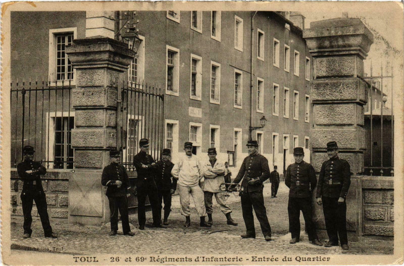 Carte postale ancienne Militaire Toul - 26e et 69e Régiments d'Infanterie à Toul