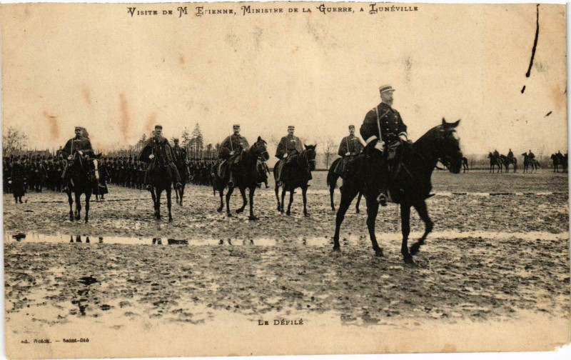 Carte postale ancienne Militaire Lunéville - Le Défilé à Lunéville
