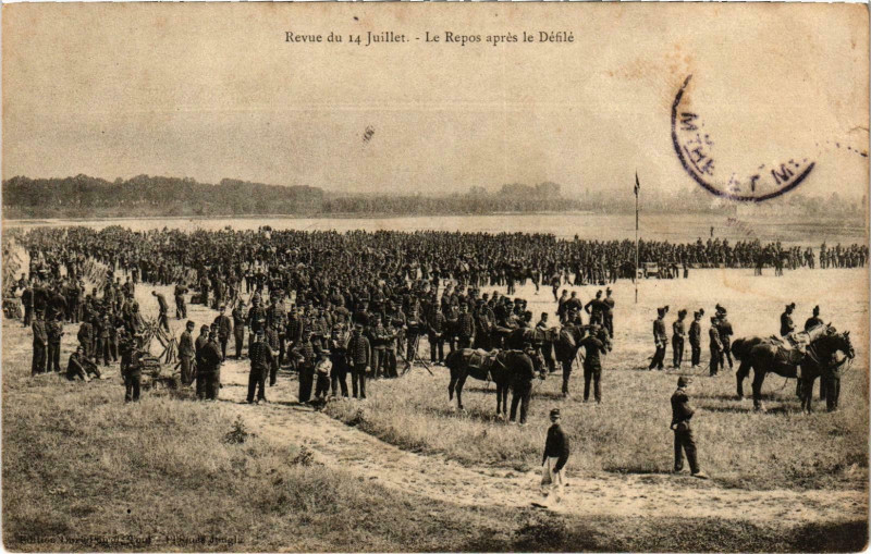 Carte postale ancienne Militaire Toul - Revue du 14 Juillet - Le Repos aprés à Toul