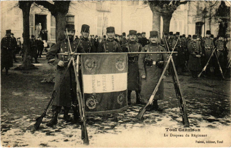 Carte postale ancienne Militaire Toul - Le Drapeau du Régiment à Toul
