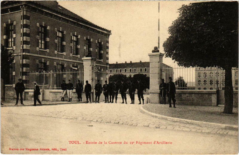 Carte postale ancienne Militaire Toul - Entrée de la Caserne du 39e Régiment à Toul