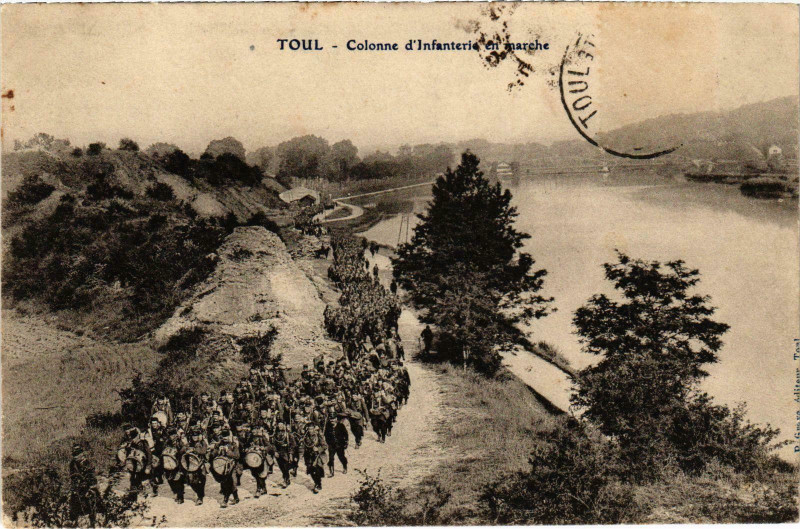 Carte postale ancienne Militaire Toul - Colonne d'Infanterie en marche à Toul