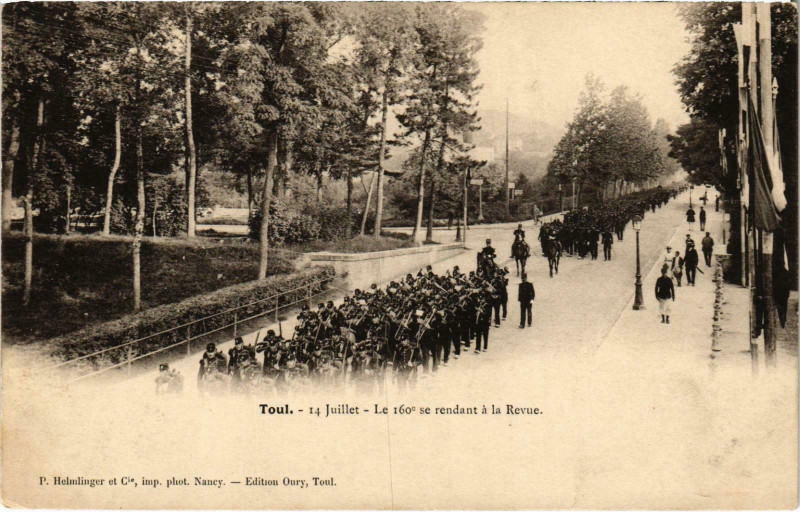 Carte postale ancienne Militaire Toul - 14 Juillet - Le 160e se rendant á la Revue à Toul