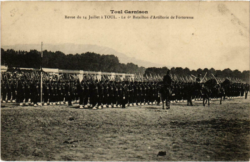 Carte postale ancienne Militaire Toul - Revue du 14 Juillet á Toul à Toul