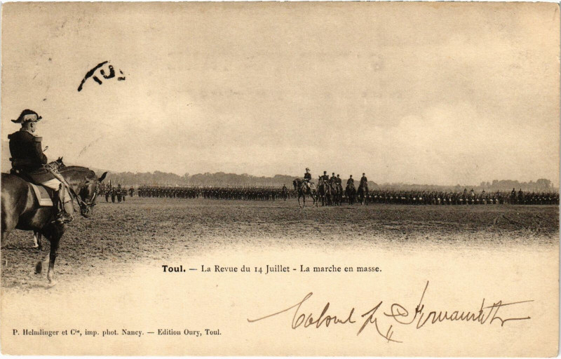 Carte postale ancienne Militaire Toul - La Revue du 14 Juillet La marche en masse à Toul