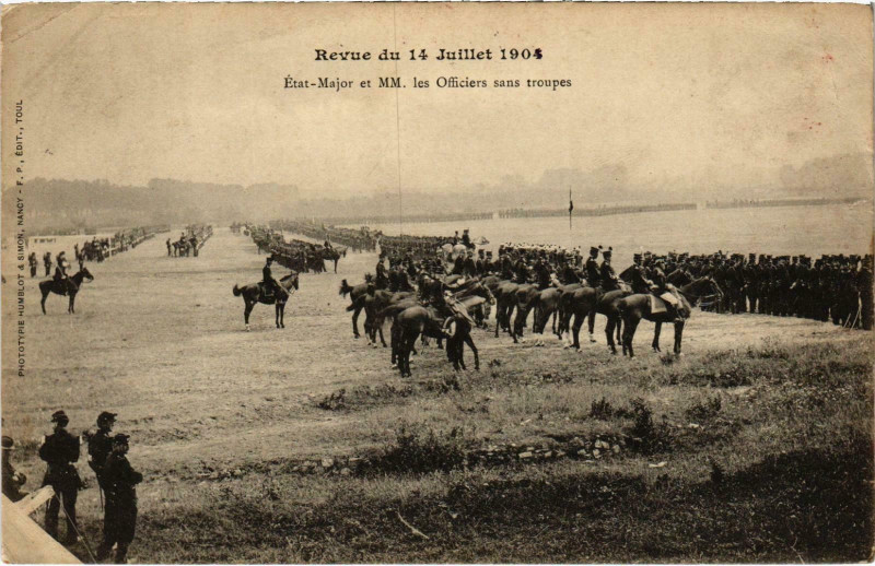 Carte postale ancienne Militaire Toul - Revue du 14 Juillet - Etat-Major et Mm. à Toul