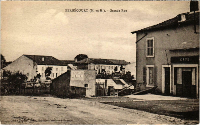 Carte postale ancienne Bernecourt Grande Rue Meurthe et Moselle à Bernécourt