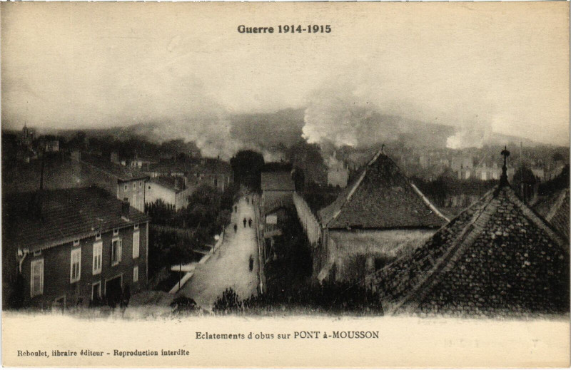 Carte postale ancienne Eclatements d'obus sur Pont-a-Mousson Meurthe et Moselle à Pont-à-Mousson