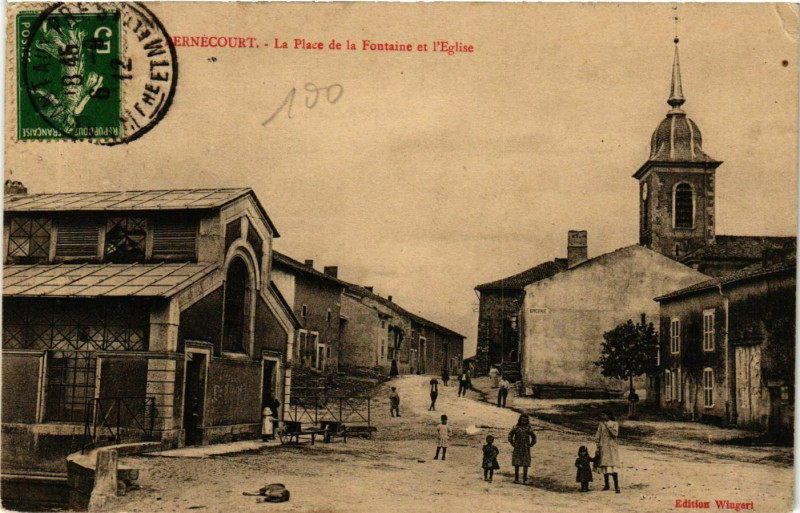Carte postale ancienne Bernecourt Place de la Fontaine et Eglise à Bernécourt