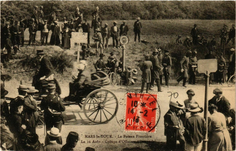 Carte postale ancienne Mars-la-Tour Le Poteau Frontiere Groupe d'Officiers Allemands à Mars-la-Tour