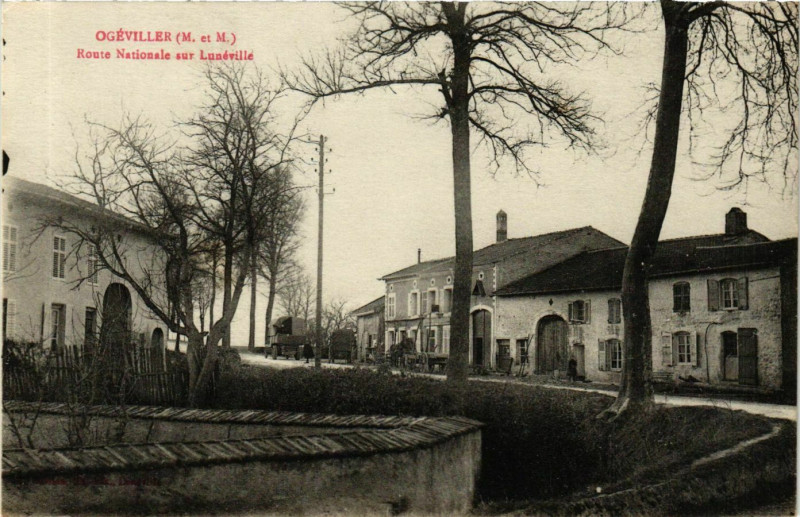 Carte postale ancienne Ogeviller Route Nationale sur Lunéville à Ogéviller