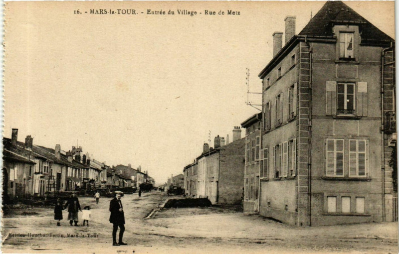 Carte postale ancienne Mars-la-Tour Entrée du Village Rue de Metz à Mars-la-Tour