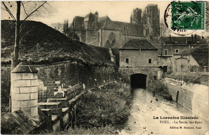 Carte postale ancienne Toul - La Sortie des Eaux à Toul