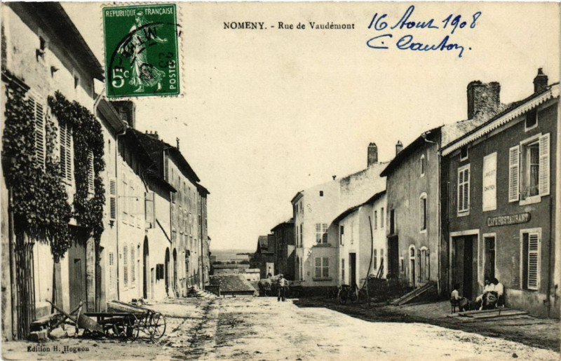 Carte postale ancienne Nomeny - Rue de Vaudémont à Nomeny