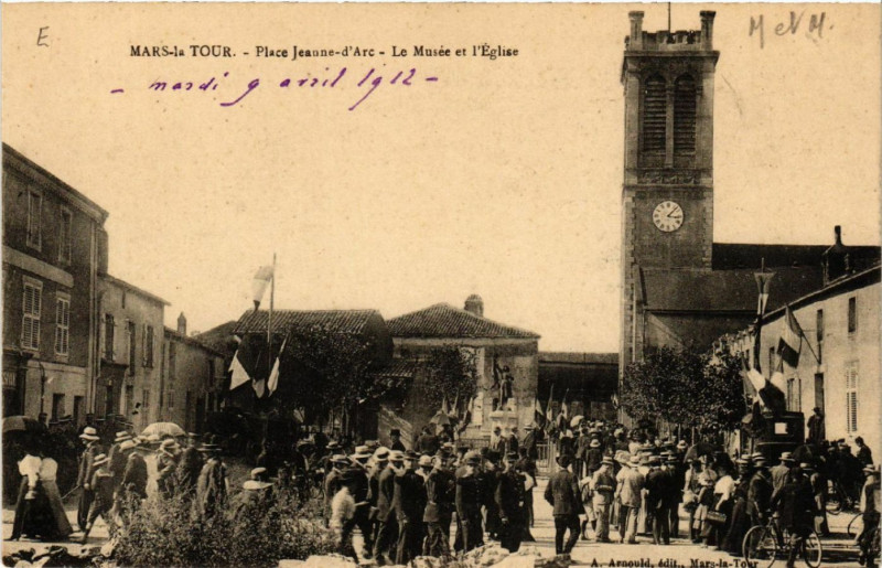 Carte postale ancienne Mars-la-Tour - Place Jeanne-d'Arc - Le Musée et l'Eglise à Mars-la-Tour