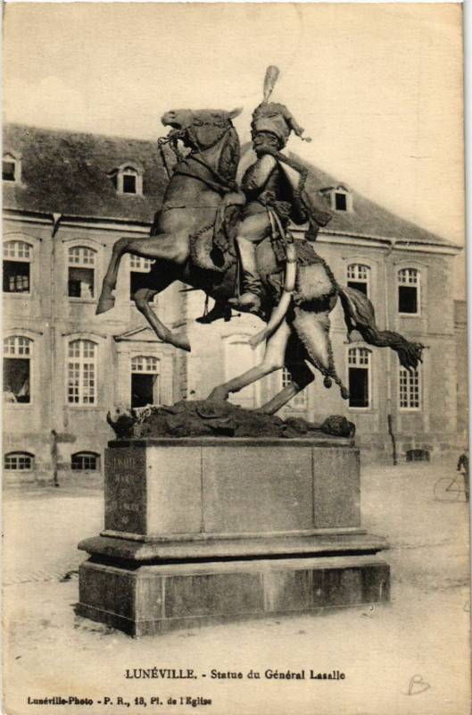 Carte postale ancienne Luneville - Lunéville - Statue du General Lasalle à Lunéville