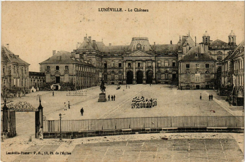 Carte postale ancienne Luneville - Lunéville - Le Chateau à Lunéville