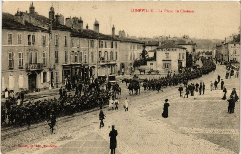 Carte postale ancienne Luneville - Lunéville - La Place du Chateau à Lunéville