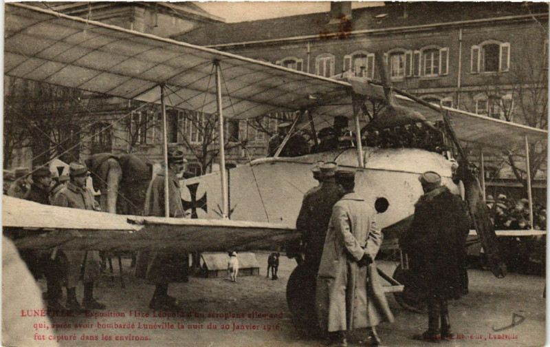 Carte postale ancienne Luneville - Lunéville - Exposition Place Léopold d'un aeroplane à Lunéville