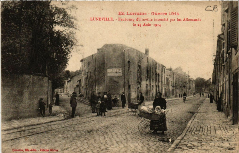 Carte postale ancienne Luneville - Faubourg d'Einville incendié par les Allemands à Lunéville
